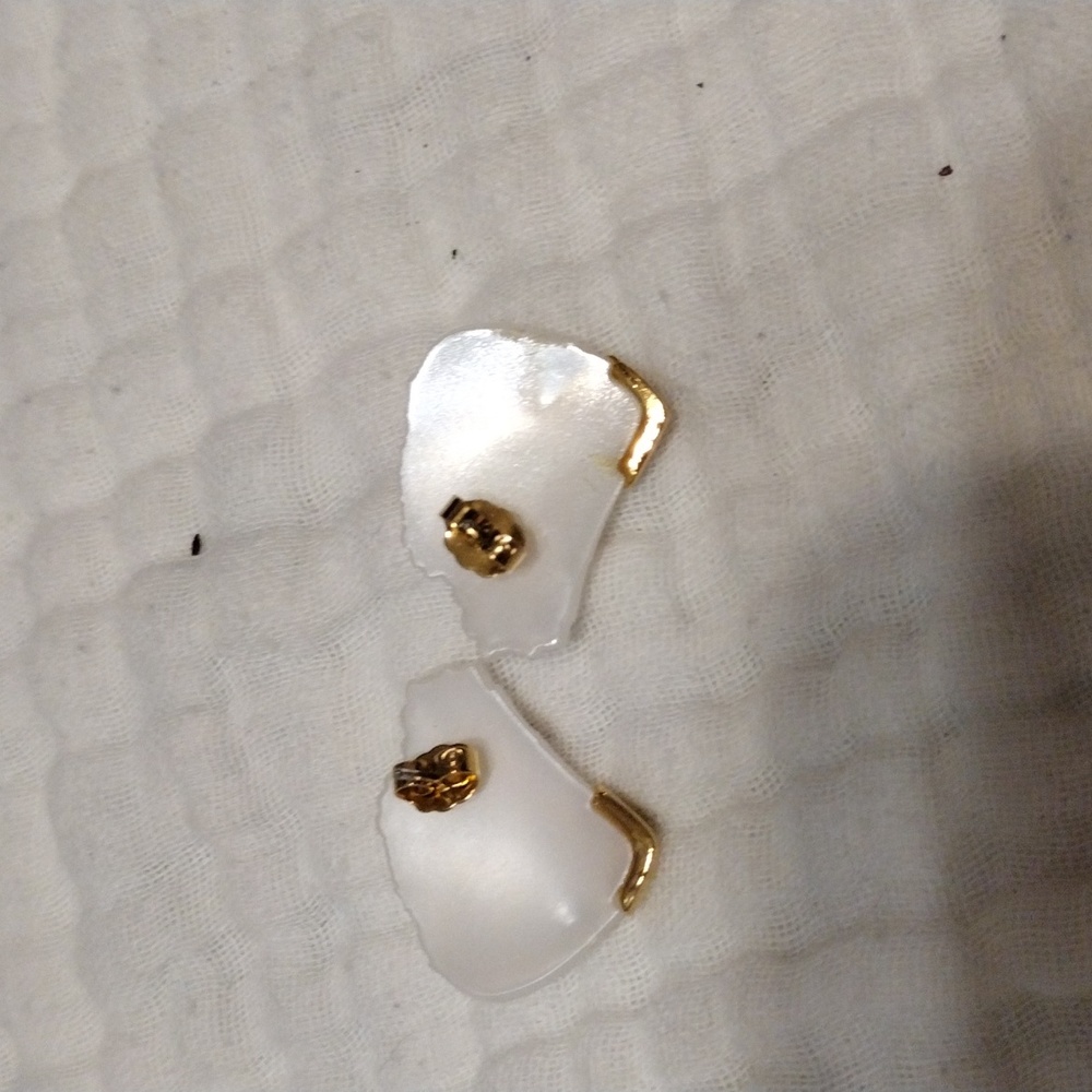 Vintage retro Chic earrings white plastic fan shaped shells with goldtone trim - Picture 3 of 3